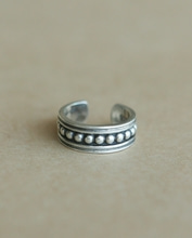 Dot knuckle &amp; toe ring